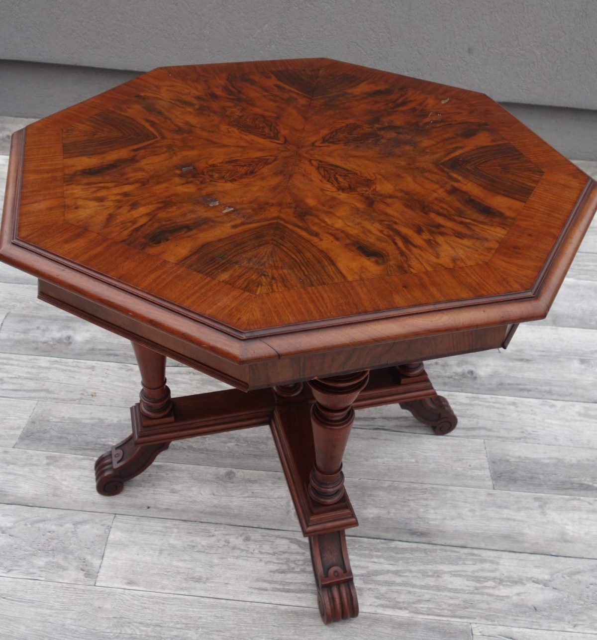 Stôl   renesančný   osemhranný    z   19  .  storočia – Obrázok 6