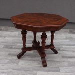 Stôl   renesančný   osemhranný    z   19  .  storočia