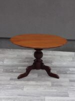 Stolík   s   tromi  nožičkami