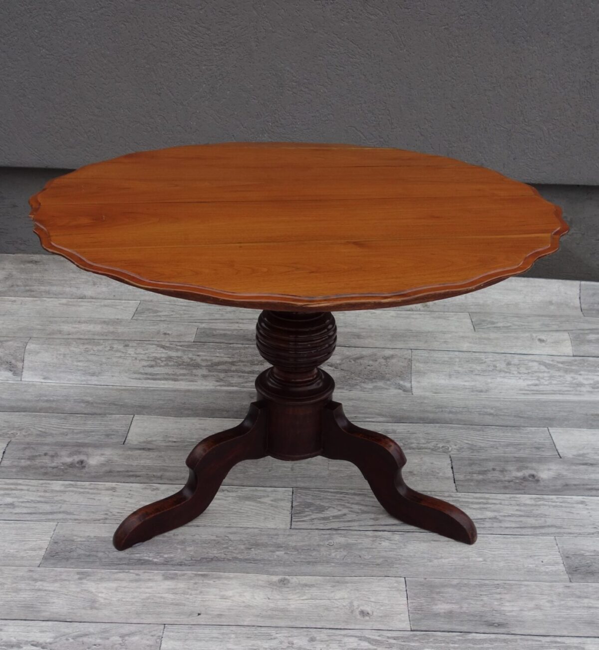 Stolík   s   tromi  nožičkami – Obrázok 2