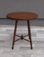 Stolík   s   točenými   nohami