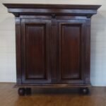 Skriňa   starožitná  masívna  (  91  )