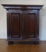 Skriňa   starožitná  masívna  (  91  )