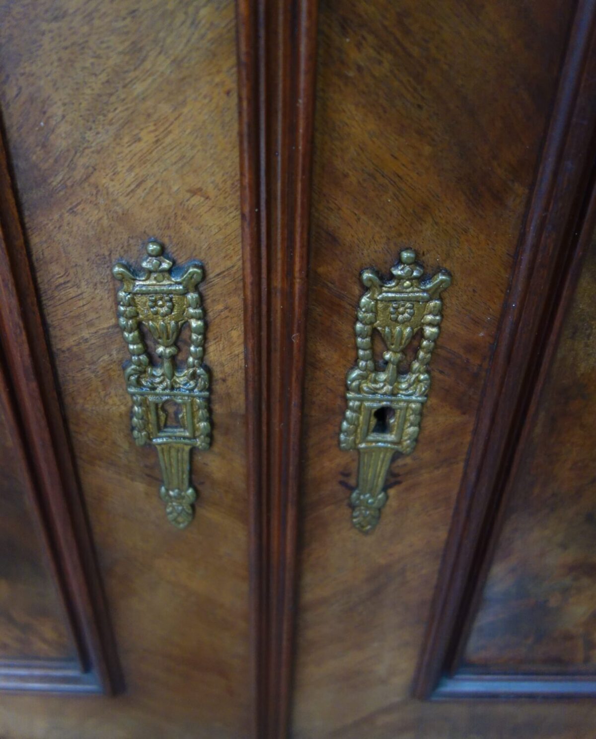 Skriňa   bufetová    z   éry    Wilhelminovcov   1880   orech  (  136  ) – Obrázok 9