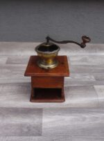 Mlynček   ručný   na   kávu   -   starožitný – Obrázok 2