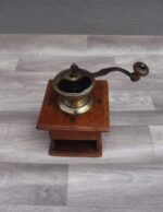 Mlynček   ručný   na   kávu   -   starožitný – Obrázok 3