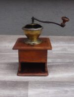 Mlynček   ručný   na   kávu   -   starožitný