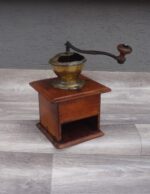 Mlynček   ručný   na   kávu   -   starožitný – Obrázok 5