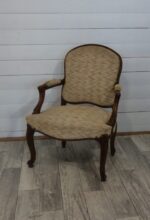 Kreslo  starožitné    z  19  .   storočia