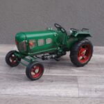 Retro   model   –   traktor   zelený