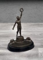 Soška  na  podstavci   -   antický   víťaz – Obrázok 4