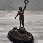 Soška  na  podstavci   -   antický   víťaz