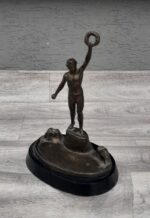 Soška  na  podstavci   -   antický   víťaz