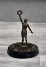 Soška  na  podstavci   -   antický   víťaz – Obrázok 3