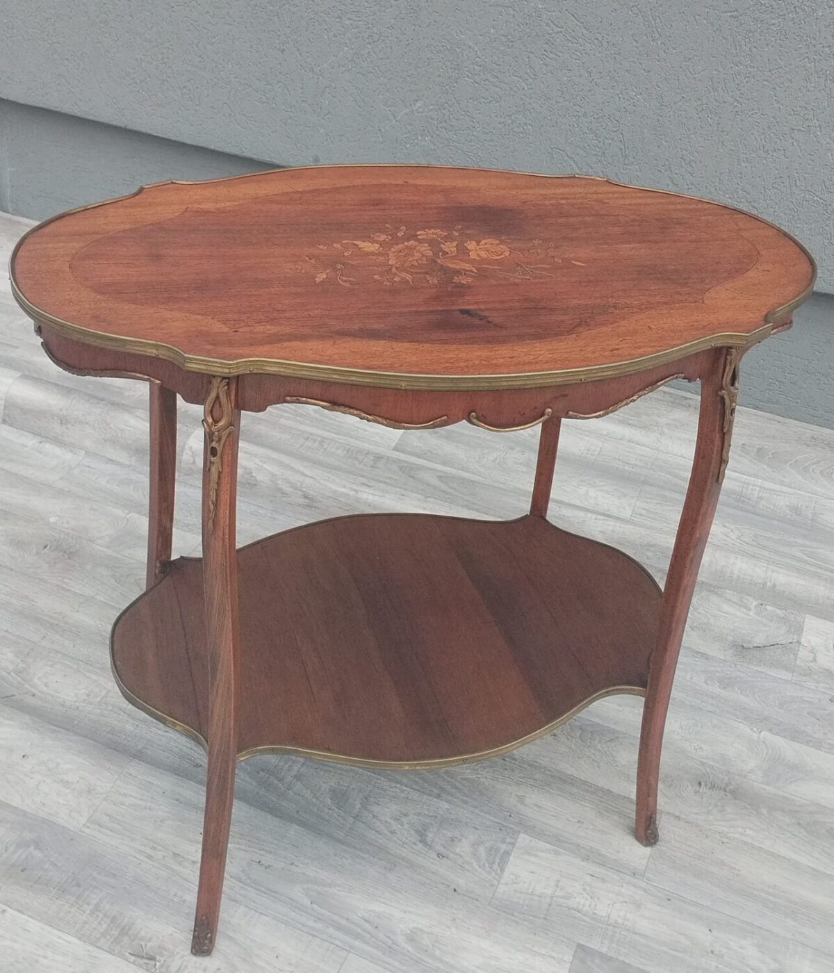 Stolík   príručný    v   štýle    Ľudovíta   XV – Obrázok 3