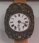 Hodiny    Comtoise  s   medeným   kyvadlom   na   harfe