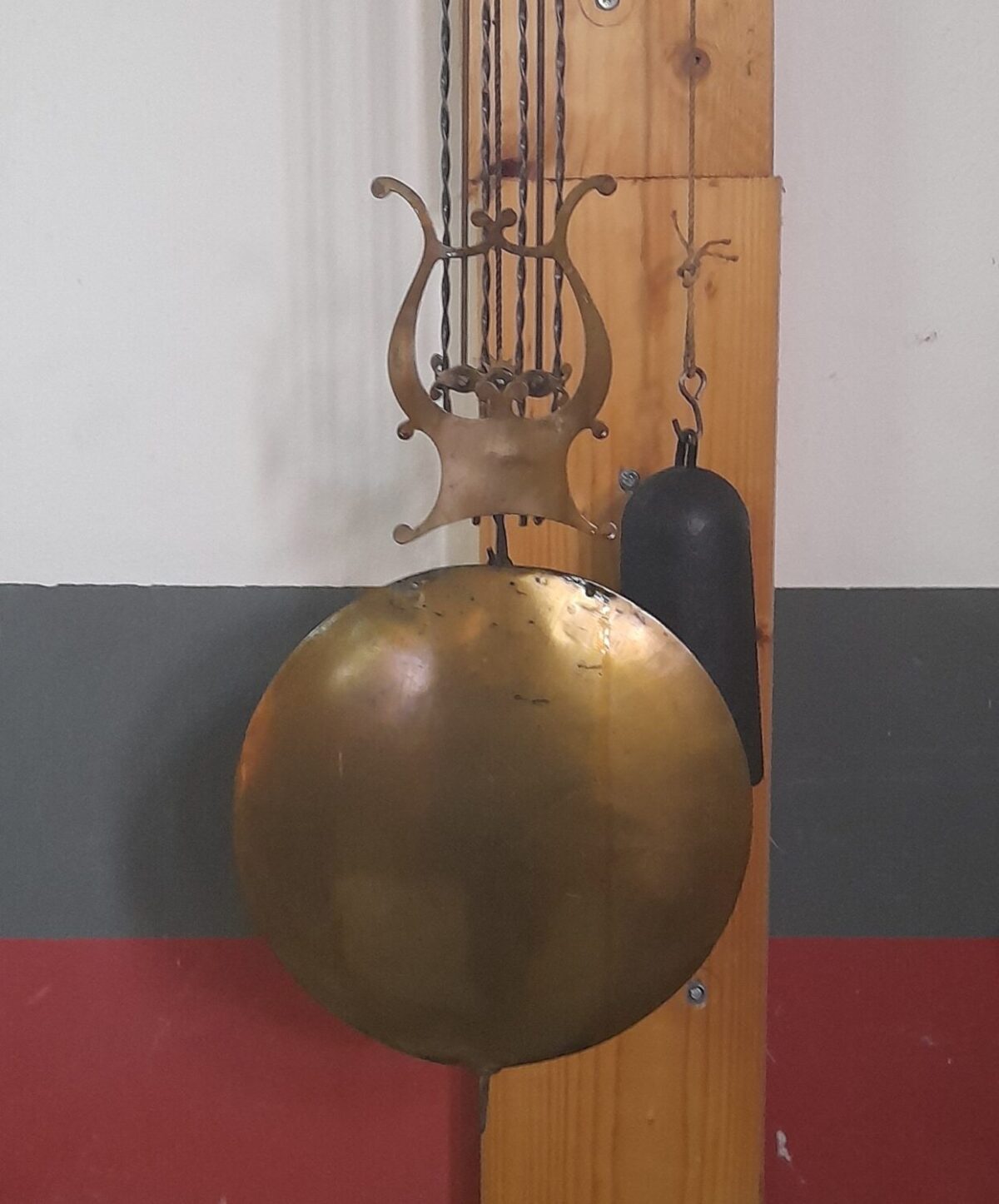 Hodiny    Comtoise  s   medeným   kyvadlom   na   harfe – Obrázok 3