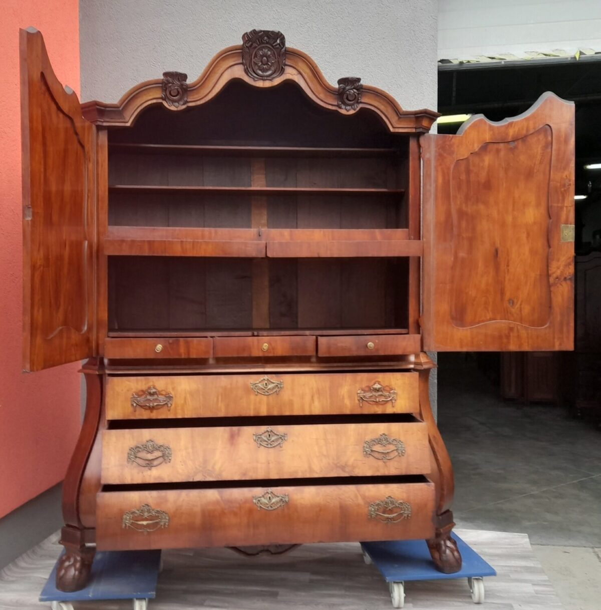 Skriňa    rokoková    orechová    cca    z    roku  1750 – Obrázok 5