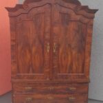 Skriňa   starožitná   z  18  .  storočia