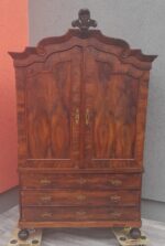 Skriňa   starožitná   z  18  .  storočia