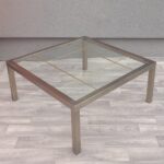 Stolík   konferenčný    s    kovovou    konštrukciou