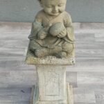 Socha   mních    na   podstavci