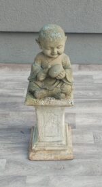 Socha   mních    na   podstavci