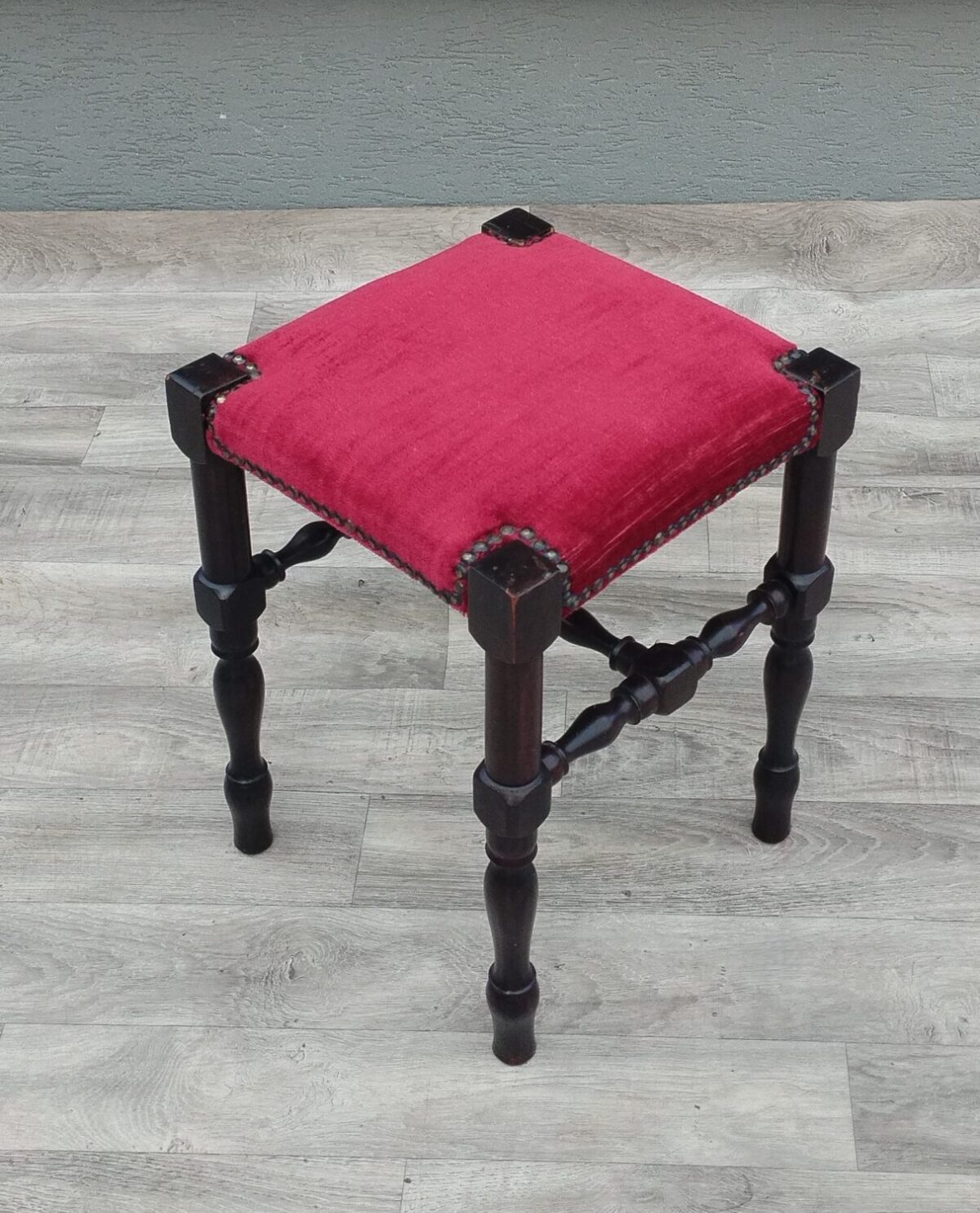 Stolička  ,  taburetka  ,  podnožník – Obrázok 2