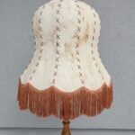 Lampa  stojaca   s   tienidlom   so   strapcami