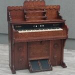 Organ   s   dubovým   puzdrom  Needham