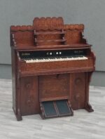 Organ   s   dubovým   puzdrom  Needham