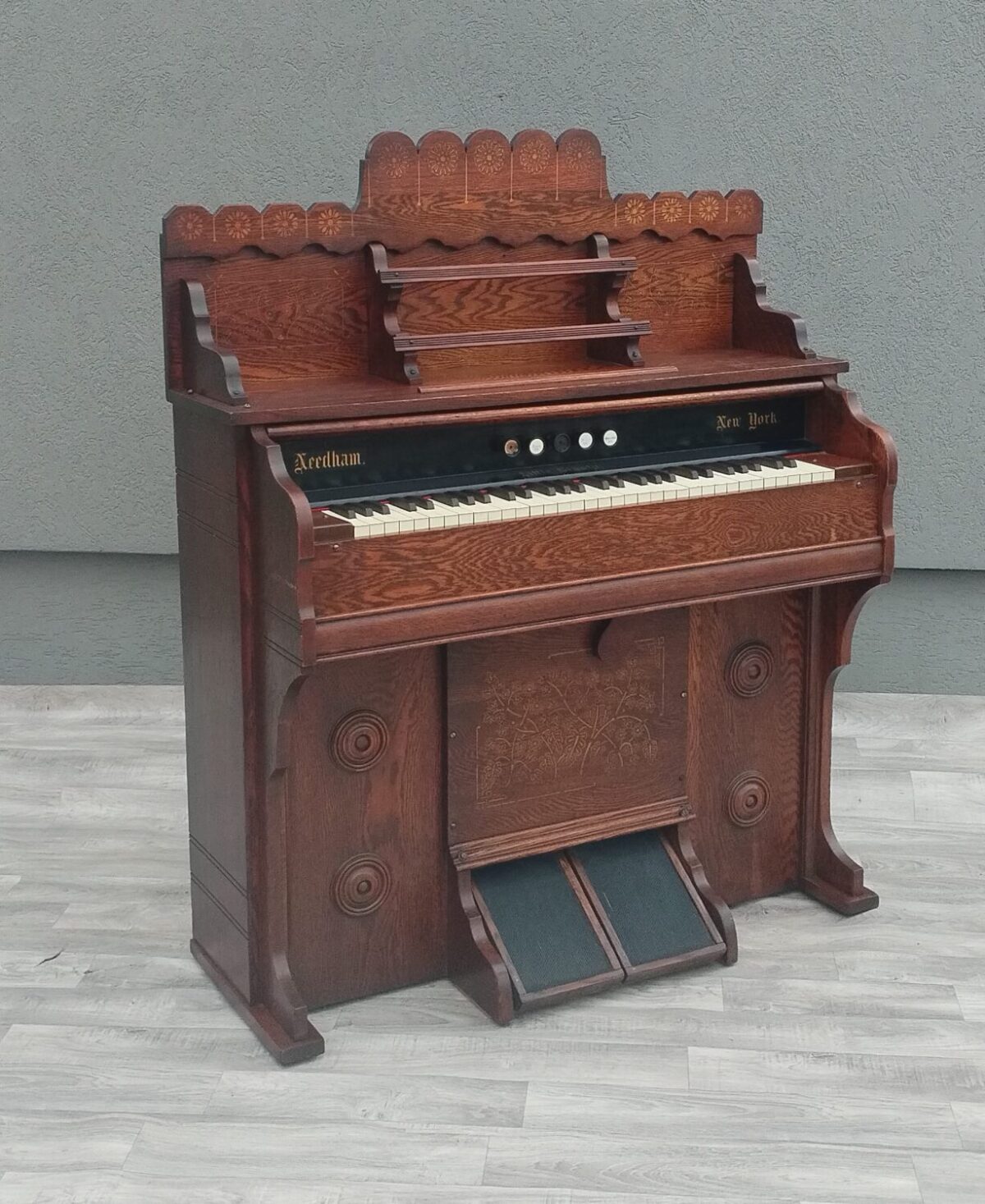 Organ   s   dubovým   puzdrom  Needham – Obrázok 5