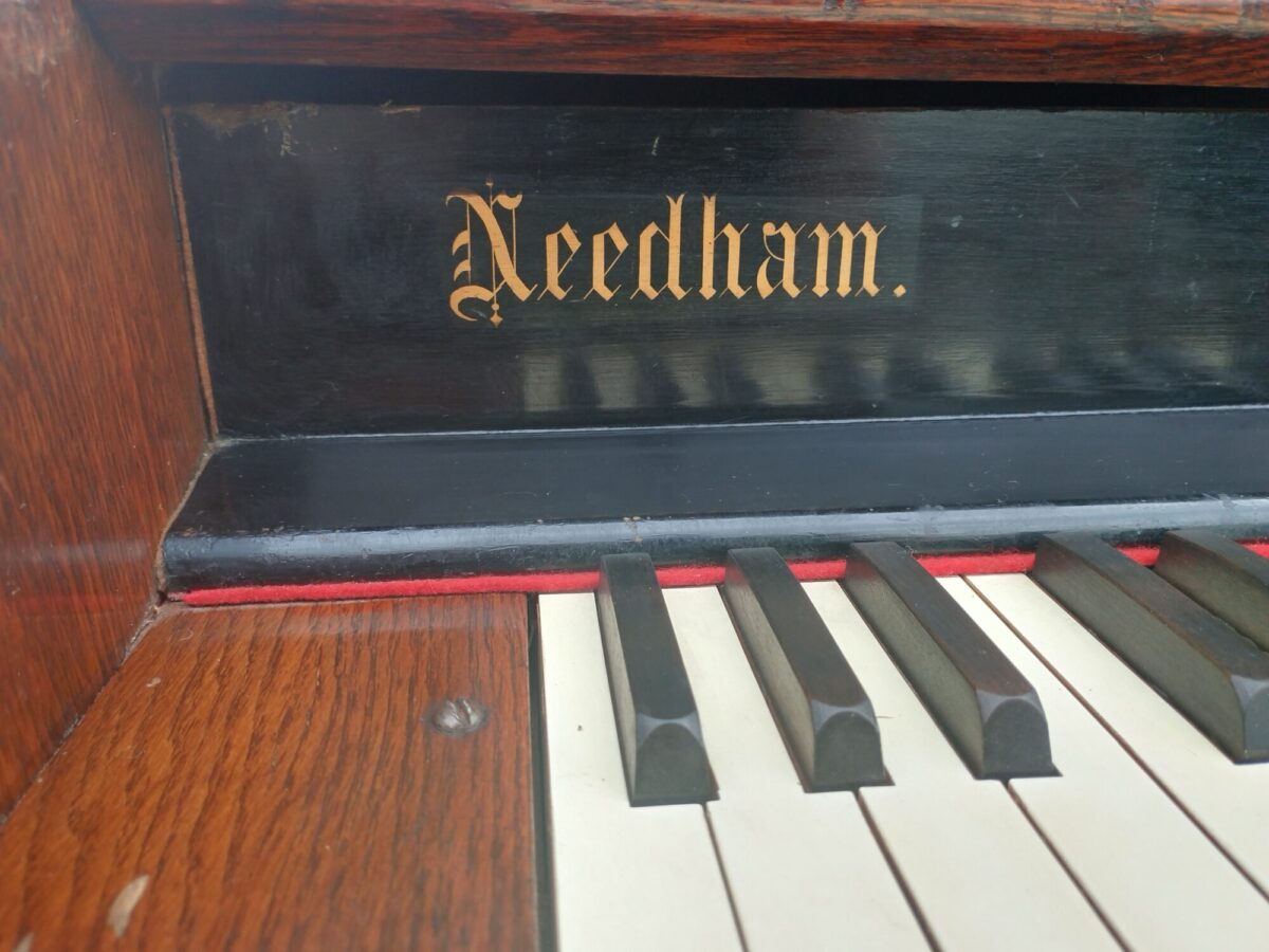 Organ   s   dubovým   puzdrom  Needham – Obrázok 8