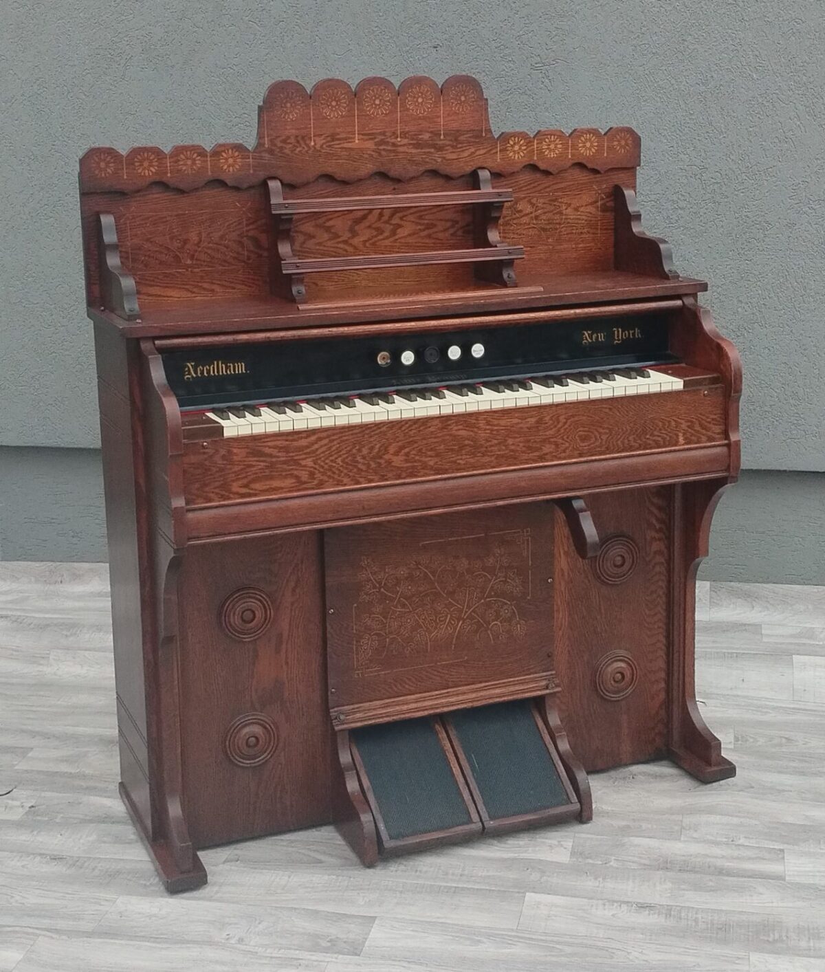 Organ   s   dubovým   puzdrom  Needham – Obrázok 6