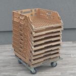 Vozík   s    plastovými   prepravkami   na   pečenie