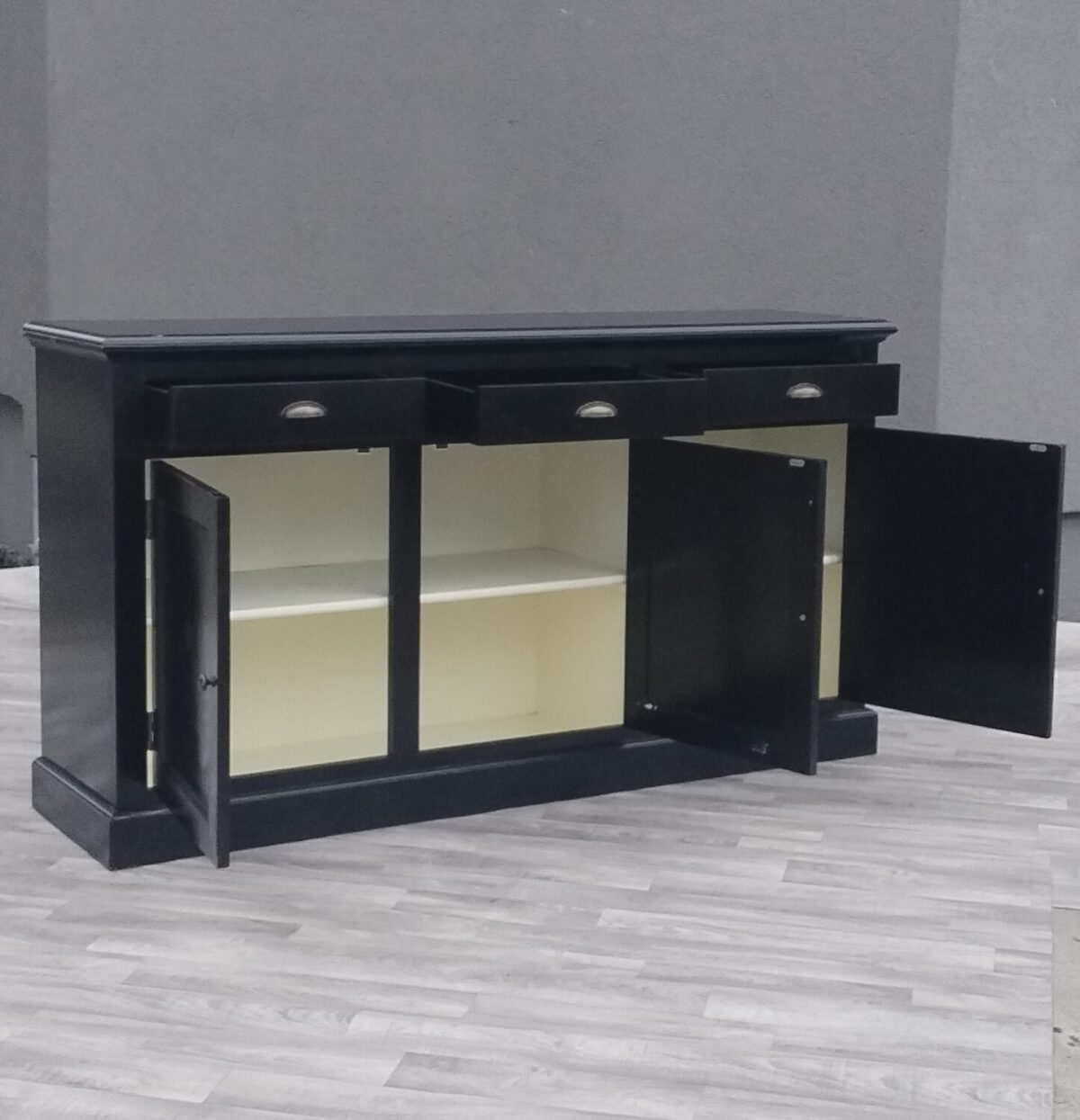 Komoda   čierna   trojdverová – Obrázok 4