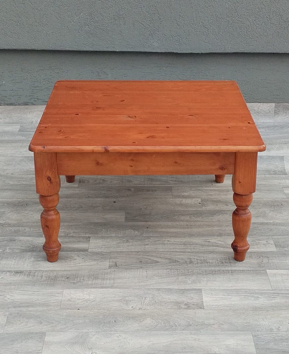 Stolík    konferenčný    štvorcový – Obrázok 3