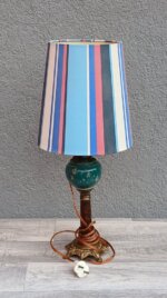 Lampa    starožitná    s    pruhovaným    tienidlom – Obrázok 2