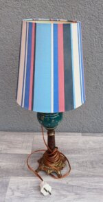 Lampa    starožitná    s    pruhovaným    tienidlom – Obrázok 3