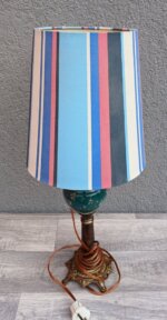 Lampa    starožitná    s    pruhovaným    tienidlom – Obrázok 4