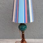 Lampa    starožitná    s    pruhovaným    tienidlom