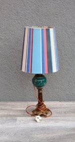 Lampa    starožitná    s    pruhovaným    tienidlom