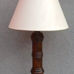 Lampa   s   masívnou   drevenou   nohou