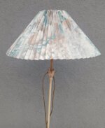 Lampa   stojacia   s   textilným    plisovaným   tienidlom