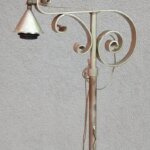 Lampa   stojaca   z   tepaného   železa