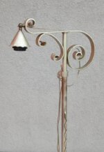 Lampa   stojaca   z   tepaného   železa