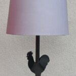 Lampa    čierna   s   dekoratívnym   kohútikom