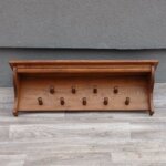 Vešiak   drevený   s    policou