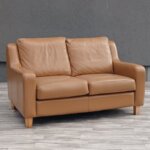 Pohovka   dvojmiestna    v    koňakovom    odtieni