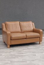 Pohovka   dvojmiestna    v    koňakovom    odtieni